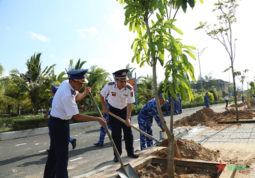 Vùng Cảnh sát biển 4 phát động trồng cây mừng sinh nhật Bác